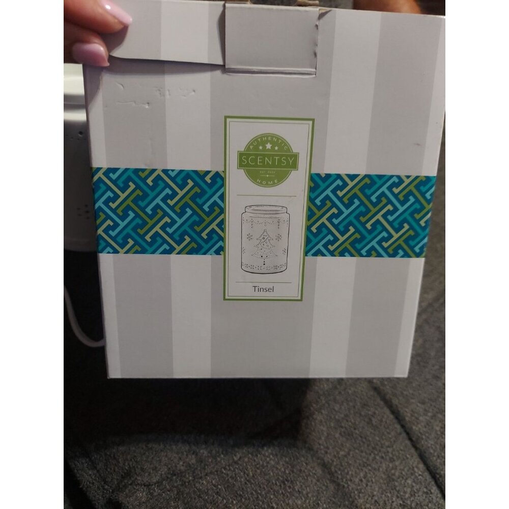 Scentsy Tinsel Christmas Tree And Snowflakes White Wax Warmer NIB - Picture 6 of 9